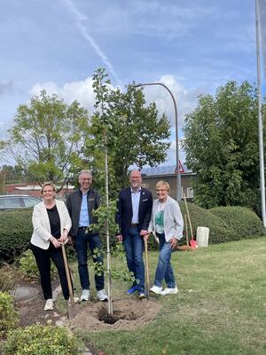 Petra und Ralf Engelbrecht, Marko Steiner und B�rbel Engelbrecht pflanzen den Gingkobaum bei der Firma Engelbrecht.