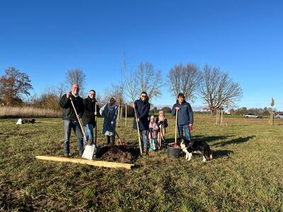 Marko Steiner, Marvin Schrodke, Katja Steinkamp, Jan Hendrik Maschke (mit Luise und Fritzi) und Frank Sewing pflanzen einen Baum im B�rgerwald.