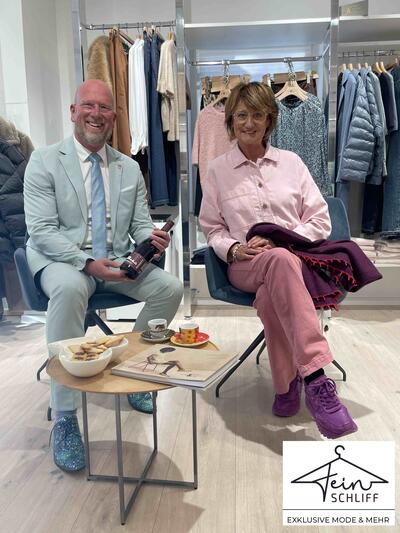 B�rgermeister Marko Steiner und Inhaberin der Boutique FeinSCHLIFF aus Bad Holzhausen Jutta Elmer tauschen sich aus.