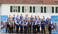 Gruppenbild des Blasorchesters Bad Holzhausen vor dem Haus des Gastes