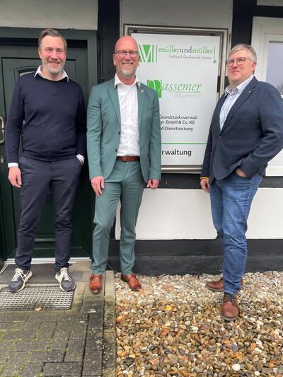 Von links nach rechts: Frank M�ller, Marko Steiner und Matthias M�ller stehen vor dem Geb�ude der Firma m�llerundm�ller.