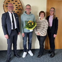 Von links nach rechts: Marko Steiner, Andreas Keller mit Blumenstrau�, Karin Treichel (Personalrat) und Melanie Detering-Vehlber.
