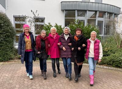 Foto (von links): Die Veranstalterinnen Andrea Kneller (Stadt Preu�isch Oldendorf), Hannelore L�sche (KuK Pr. Oldendorf), Martina Meier, Brigitte H�fer, Britta Brinkmann und Heidi Freudenstein laden herzlich ein zu einem mitrei�enden Abend voller Musik, Tanz und Begegnungen.
