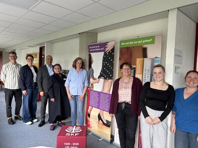 Ausstellung des Sozialdienstes der katholischer Frauen in der Elterngeldstelle des Jugendamtes im Kreishaus mit den beteiligten Personen