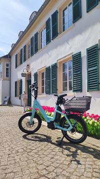 Das Bild zeigt ein E-Bike vor dem Haus des Gastes Bad Holzhausen.