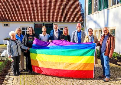 Mitglieder des Touristikvereins Bad Holzhausen und der Stadt Preu�isch Oldendorf setzen mit der Regenbogenflagge ein sichtbares Zeichen f�r Respekt und Solidarit�t.          

(von links) Gisela Nobbe, Gleichstellungsbeauftragte Andrea Kneller, Sonja Nobbe, Touristikleiterin Judith Fidler, Wolfgang Stork, Fachbereichsleiterin B�rger- und Verwaltungsservice Melanie Vehlber, B�rgermeister Marko Steiner, Constanze Stork sowie Heinrich Fangmeier