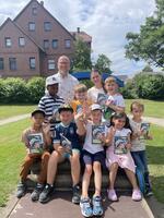 Herr Steiner mit dem Kindergarten "Wunderwelt" in Preu�isch Oldendorf.