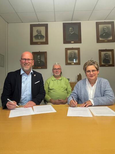 Unterzeichnung  Nutzungsvereinbarung - Dorfgemeinschaft Hedem