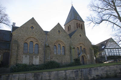 Zu sehen ist die Evangelische Kirche in Bad Holzhausen.