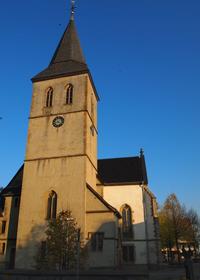 Zu sehen ist der Turm der St. Dionysius-Kirche in Preu�isch Oldendorf unter klarem Himmel.