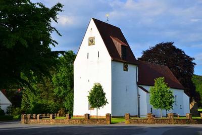 Zu sehen ist die Evangelische St.-Ulricus-Kirche aus dem 13. Jahrhundert in B�rninghausen.