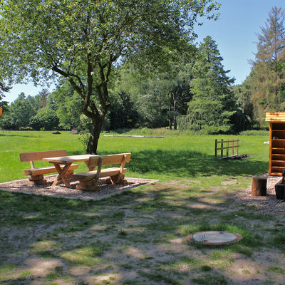 1. Startpunkt des Barfu�pfades mit Schuhregal und Fu�waschstation