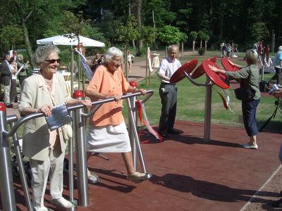 Zu sehen ist der Garten der Generation. Man sieht, dass viele �ltere Menschen das kostenlose Fitnessangebot nutzen und auch offensichtlich dabei Spa� haben.