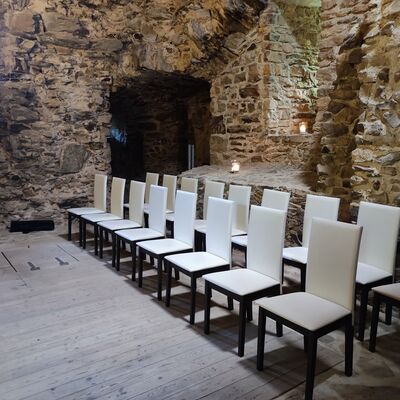 Bestuhlung im Trauzimmer der Burgruine Limberg