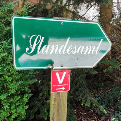 Wegweiser zum Standesamt am Parkplatz der Burgruine Limberg