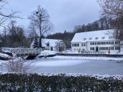 Haus des Gastes mit Schnee