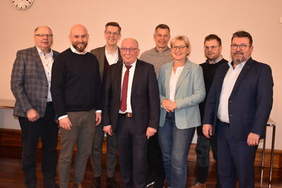 Auf dem Bild sind alle Beteiligten der Vertragsunterzeichnung zur Breitband Hille GmbH zu sehen.