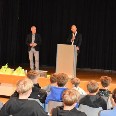 B�rgermeister Andreas Wa�mann und Schulleiter Dirk Schubert dankten den Teilnehmenden der Umfrage
