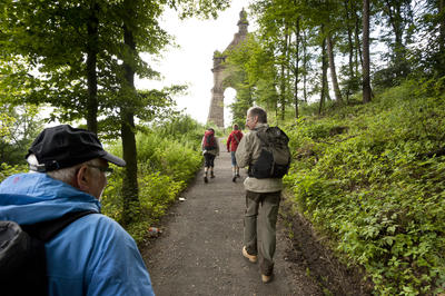 Wanderer laufen Weg zum Kaiser-Wilhelm-Denkmal