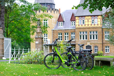 Fahrr�der stehen vor einem Schloss