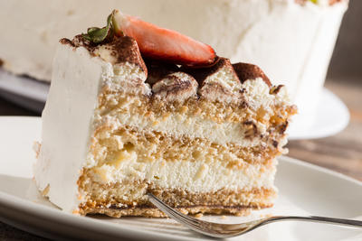 Ein St�ck Tiramisu-Torte auf einem Teller