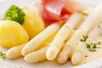 Teller mit Spargel, So�e, Kartoffeln und Schinken