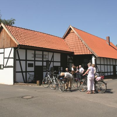 1_15_Alte Schule Radfahrer