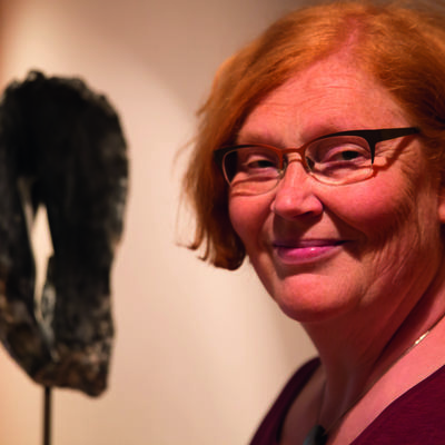 4_28_Altes_Melkhaus_Bettina Bollmann-Koch mit der Skulptur Durchbr�che, dynamisch, Foto Katrin Sandmann-Henkel