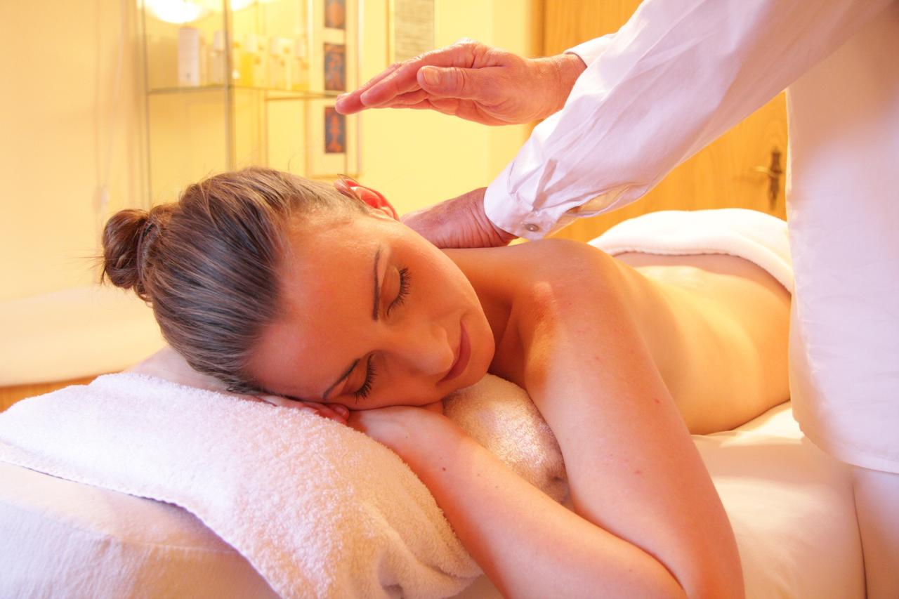 Frau bekommt eine R�ckenmassage