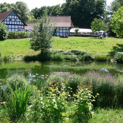 2_14_Kulturscheune Rothenuffeln_Teichblick auf FachwerkEnsemble