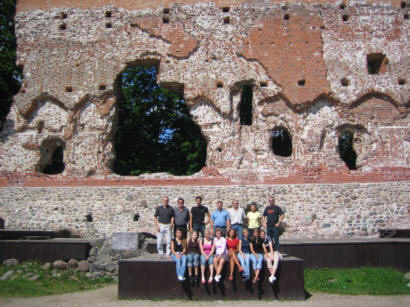 Die Teams des 1. VC Minden vor der Schlossruine in Viljandi