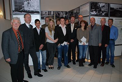 Die Vertreter beider Kreise vor der Ausstellung