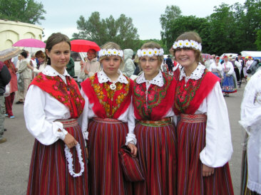 unge M�dchen mit den traditionellen Trachten auf dem Tanzfest in Tallinn