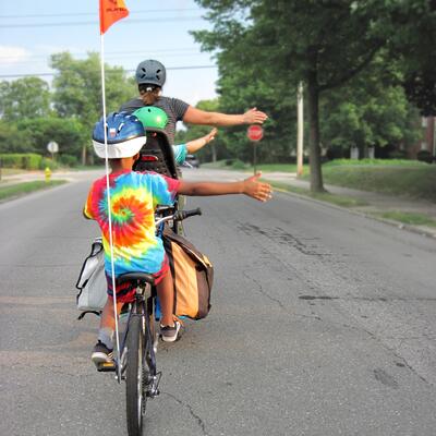 Fam. f�hrt Fahrrad hintereinander_mark-stosberg-unsplash