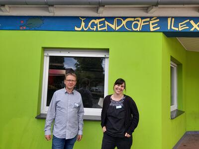 1-Esther Scheding und Frank Schmidtsdorff vor dem Jugendcafe Ilex