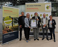 Das Foto wurde unter Einhaltung der 3G-Regelung erstellt. V.l.: Matthias Gr&auml;bner, Gesch&auml;ftsf&uuml;hrer des Touristikzentrums Westliches Weserbergland, Dr. Sonja Gerlach, B&uuml;rgermeisterin der Stadt Porta Westfalica, Boris M&iacute;c&iacute;c, Pr&auml;sident der Europ&auml;ischen Wandervereinigung, Herbert Wiese 1. Vorsitzender des Vereins Naturschutz und Heimatpflege Porta e.V., Ute Dicks, Gesch&auml;ftsf&uuml;hrerin des Deutschen Wanderverbandes