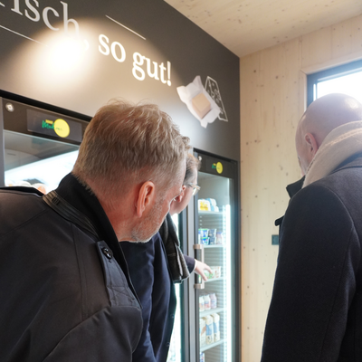 Bild Einweihung Kobl_Herr Mohme zeigt K�hlschrank
