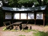 Neben dem Limbergturm wird der Besucher des Limbergs durch die gro�e Hinweistafel �ber die Geschichte der Burganlage informiert. Im Limbergturm befinden sich weitere Hinweistafeln �ber arch�ologische Grabungen und alte Bauzeichnungen der Burganlage Limberg ab 1556.