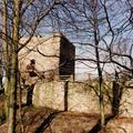 Das Bild von der S�dseite der restaurierten Burganlage im Fr�hjahr vermitteln einen Eindruck, wie die Burg Limberg um 1556  ausgesehen haben k�nnte.