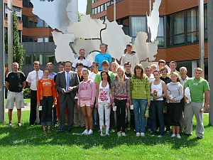Die estnische Sportgruppe vor dem Kreishaus