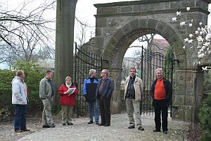 vor dem Haddenhauser Schloss