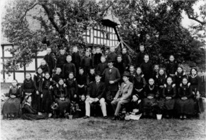 Lehrerkollegium und Klassen der Volksschule Frotheim um 1900