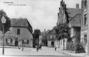 Marktplatz mit Gaslaterne und Rathaus um 1900