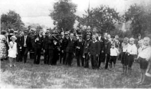 Aufgestellt zum Gruppenfoto mit dem Bierglas in der Hand, um 1926