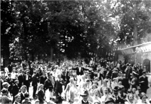 Sch&uuml;tzenfest um 1926. Rechts im Bild ein Teil der Galerie.