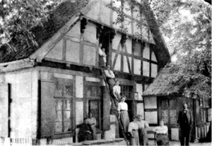 Amtshaus Levern mit Familie Schauhoff und den Haust�chtern des Pensionats Schauhoff um 1910.