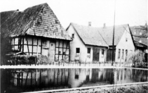 H&auml;user an der Wallstra&szlig;e mit Feuerl&ouml;schteich um 1944