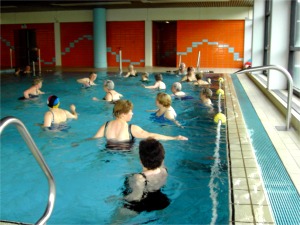 Wassergymnastik im Hallenbad